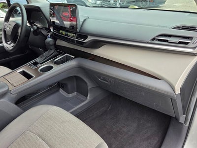 2024 Toyota SIENNA LE