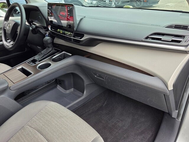 2024 Toyota SIENNA LE