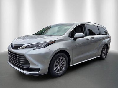 2024 Toyota SIENNA LE