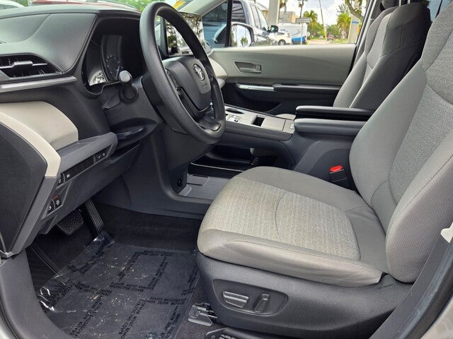 2024 Toyota SIENNA LE