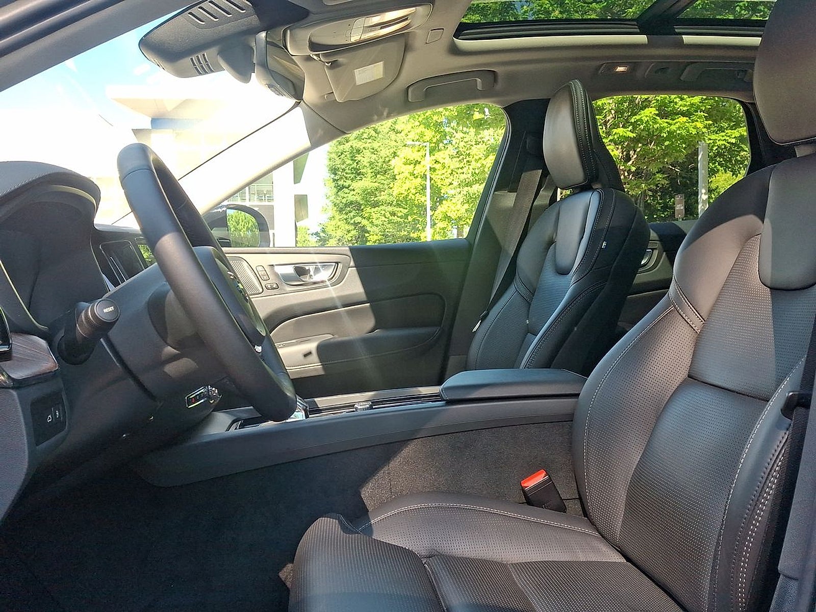 2023 Volvo XC60 Recharge Plug-In Hybrid T8 Ultimate Dark Theme