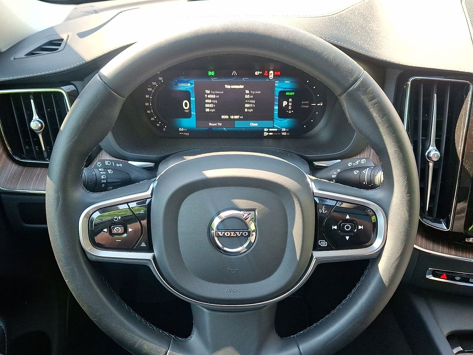 2023 Volvo XC60 Recharge Plug-In Hybrid T8 Ultimate Dark Theme