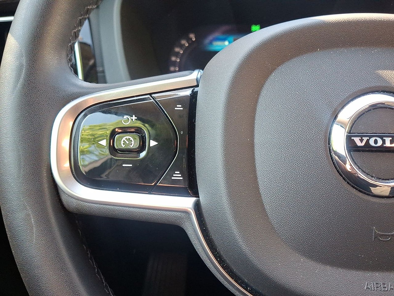 2023 Volvo XC60 Recharge Plug-In Hybrid T8 Ultimate Dark Theme