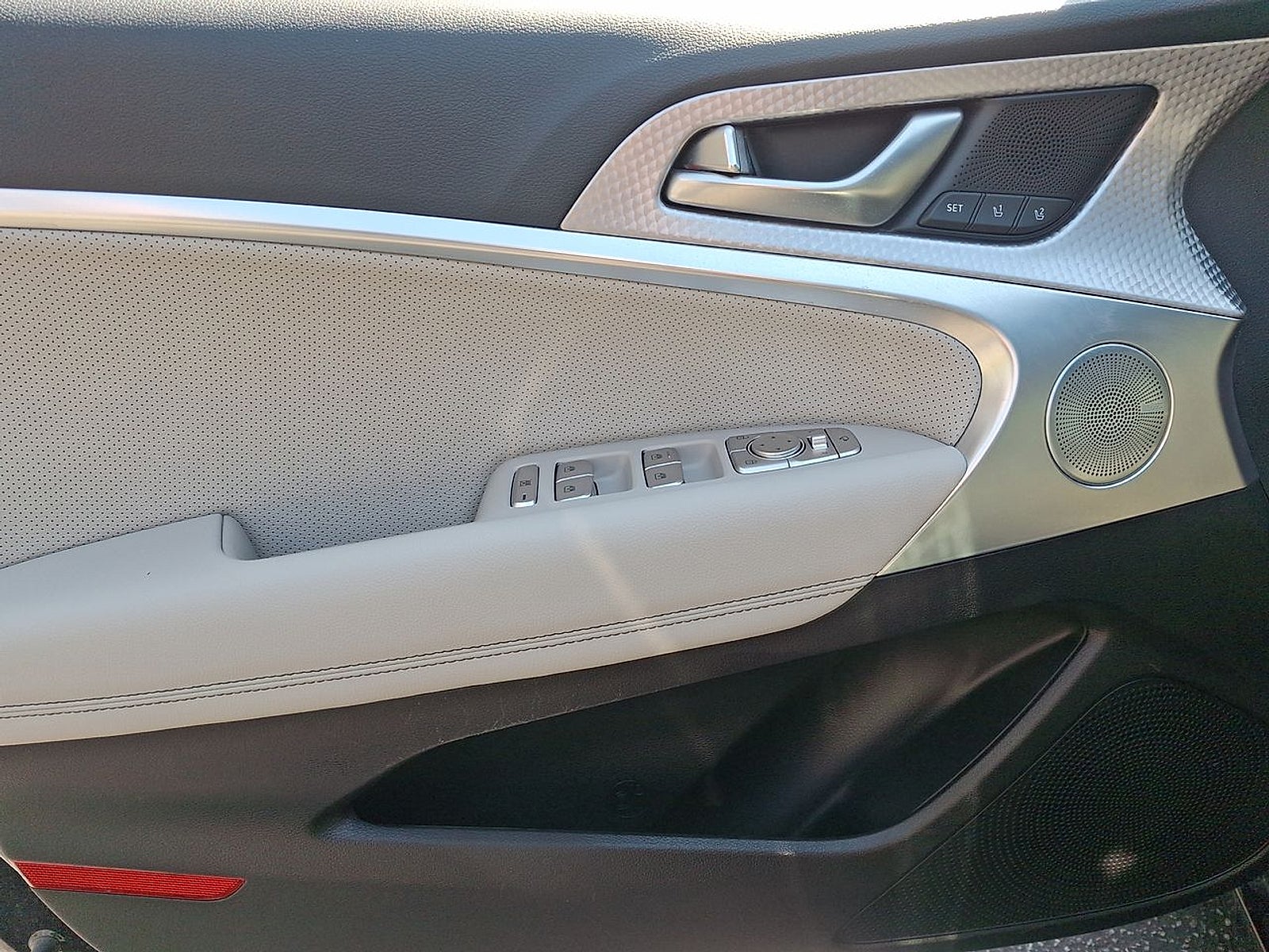 2023 Genesis G70 2.0T RWD