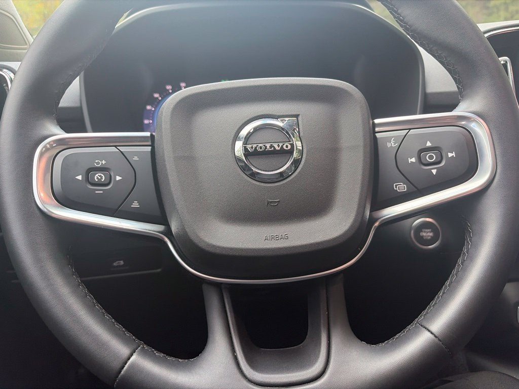 2024 Volvo XC40 B5 Plus Dark Theme