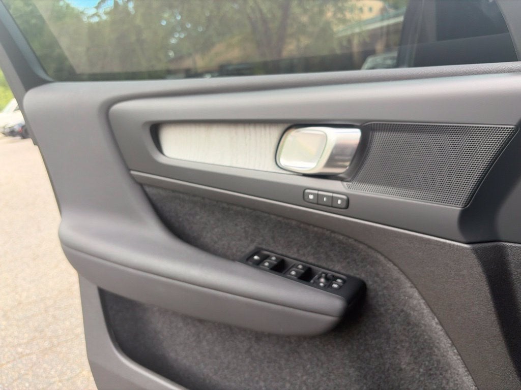 2024 Volvo XC40 B5 Plus Dark Theme