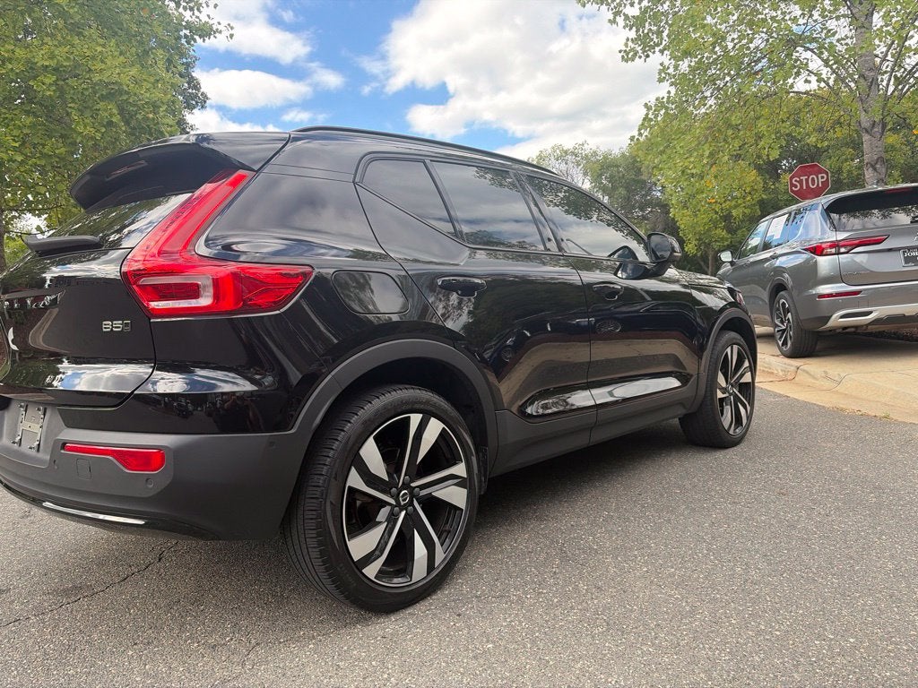2024 Volvo XC40 B5 Plus Dark Theme