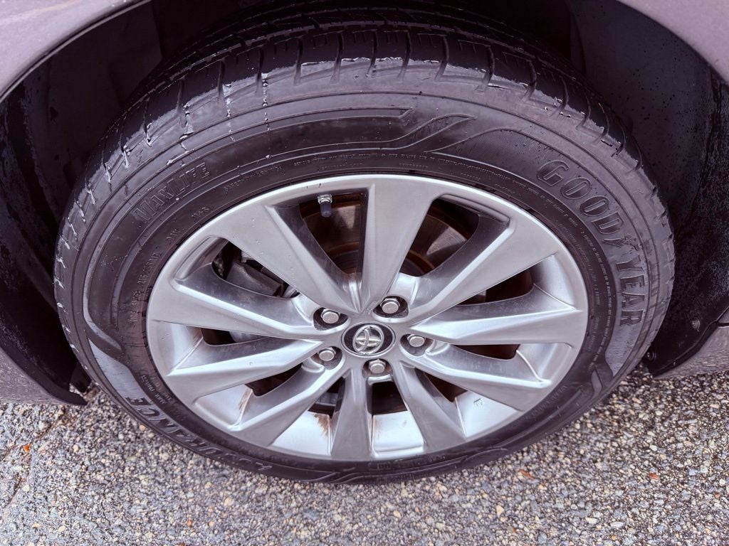 2016 Toyota Camry XLE NAV/SUNROOF/BLINDSPOT/CONV PKG/DEALER SERVICED