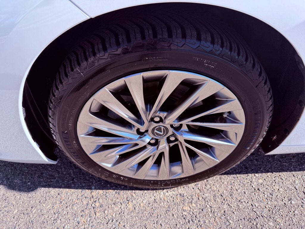 2019 Lexus ES 300h Ultra Luxury HEAD UP/360 CAM/MARK LEV/NAV/PARK AST