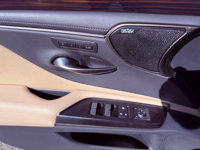 2019 Lexus ES 300h Ultra Luxury HEAD UP/360 CAM/MARK LEV/NAV/PARK AST
