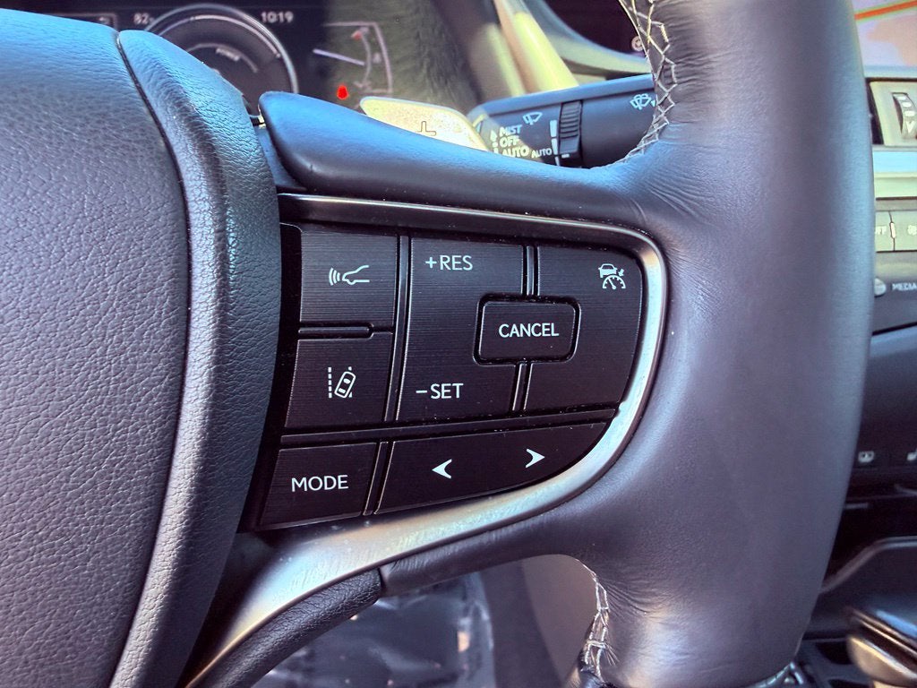 2019 Lexus ES 300h Ultra Luxury HEAD UP/360 CAM/MARK LEV/NAV/PARK AST