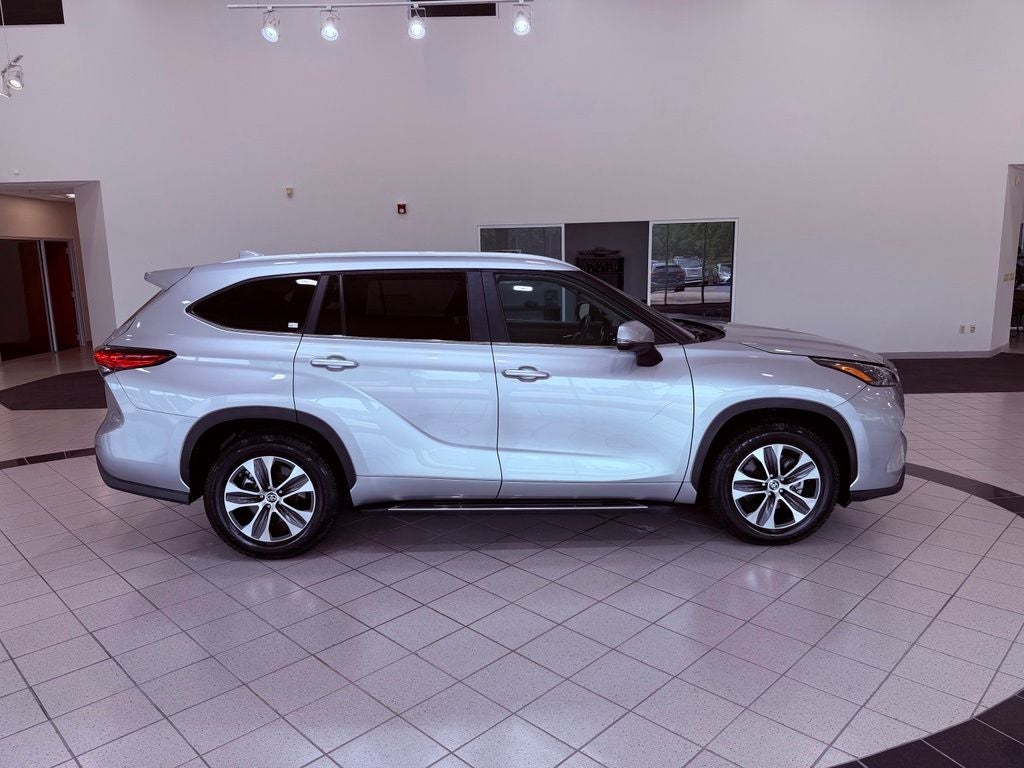 2023 Toyota Highlander XLE BLIND SPOT/SMART CRUISE/4 NEW TIRES/ALL RECORDS
