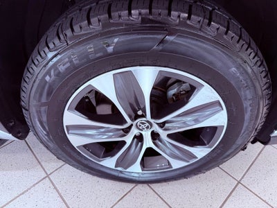 2023 Toyota Highlander XLE BLIND SPOT/SMART CRUISE/4 NEW TIRES/ALL RECORDS