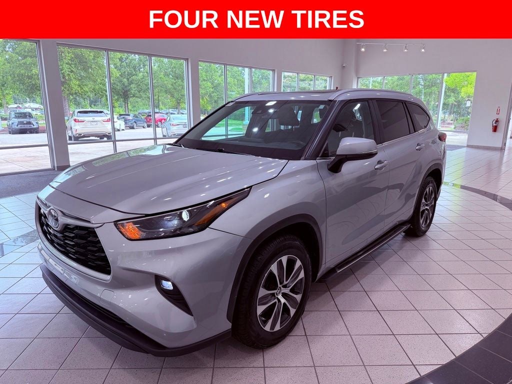 2023 Toyota Highlander XLE BLIND SPOT/SMART CRUISE/4 NEW TIRES/ALL RECORDS