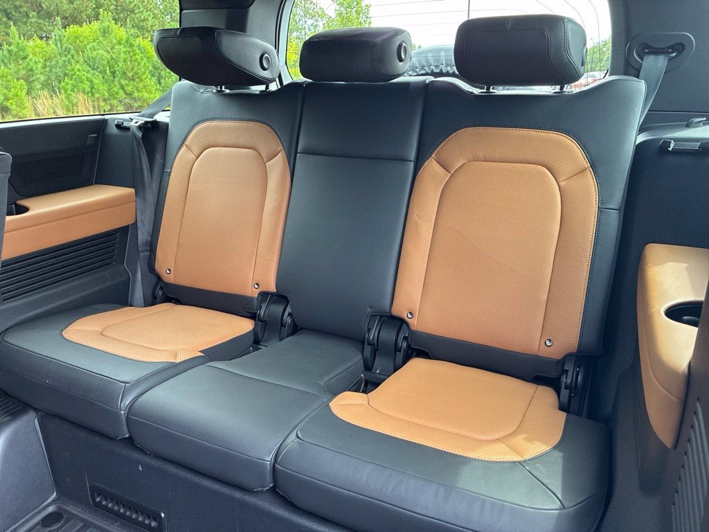 2023 Land Rover Defender 130 X-Dynamic SE PERFECTLY MAINTAINED AT DEALER/ALL RECORDS