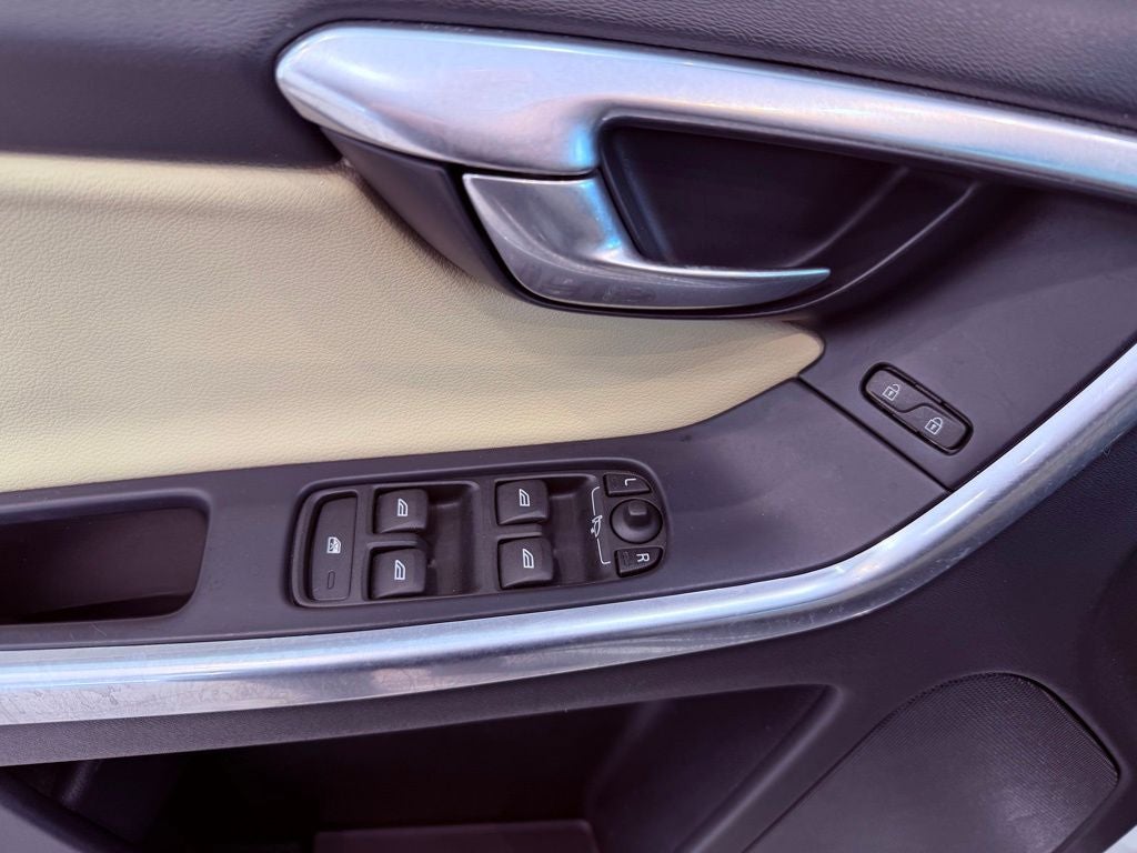 2016 Volvo XC60 T5 Drive-E Premier PANO ROOF/BLIND SPOT/1 OWNER/ALL RECORDS