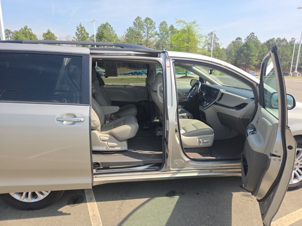 2017 Toyota Sienna XLE 8 Passenger