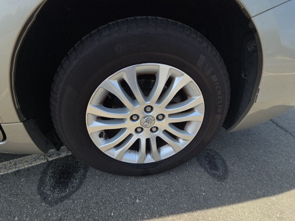2017 Toyota Sienna XLE 8 Passenger