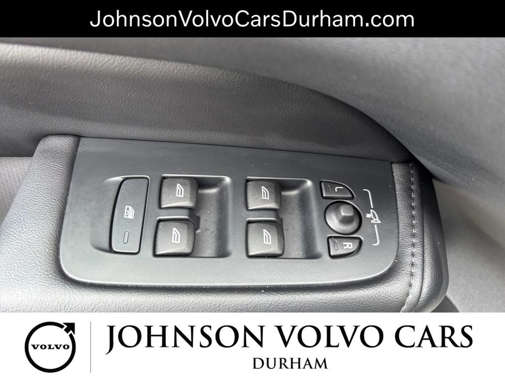 2024 Volvo XC60 Recharge Plug-In Hybrid Core Dark Theme