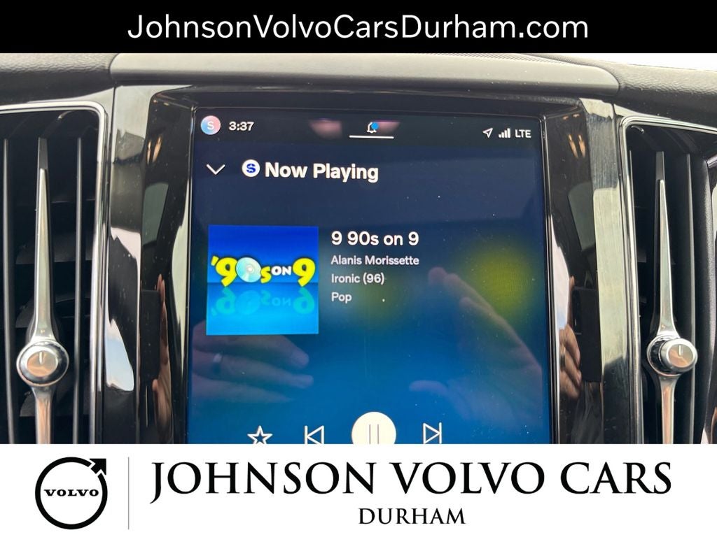 2024 Volvo XC60 Recharge Plug-In Hybrid Core Dark Theme