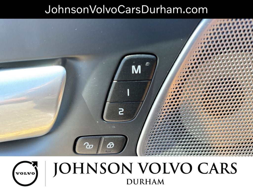 2023 Volvo XC60 B5 Ultimate Dark Theme
