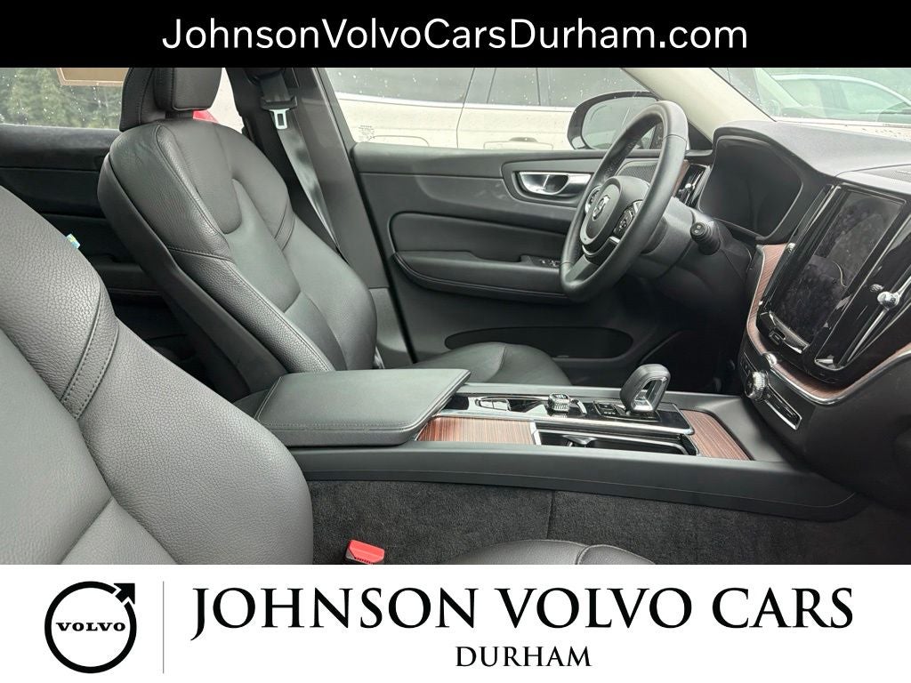 2023 Volvo XC60 B5 Plus Dark Theme