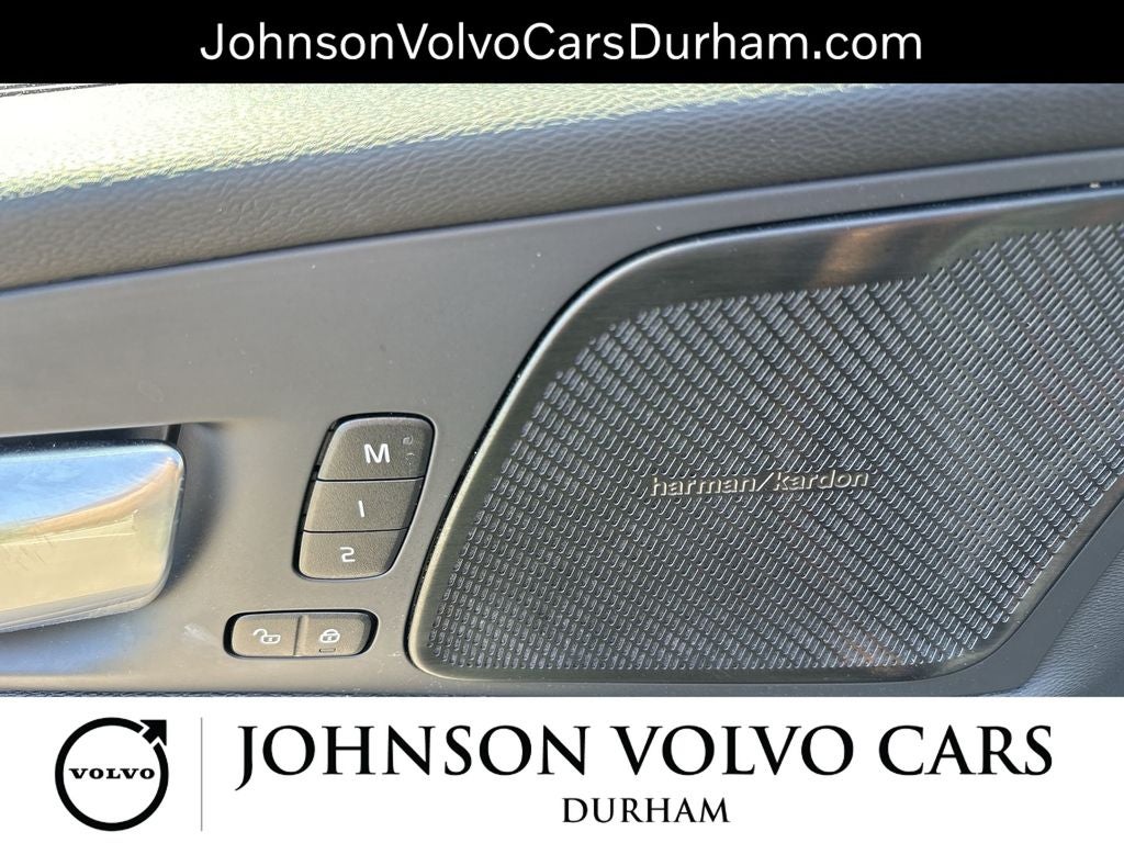 2023 Volvo XC60 B5 Plus Dark Theme