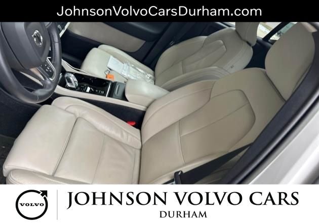 2023 Volvo XC40 B5 Plus Bright Theme