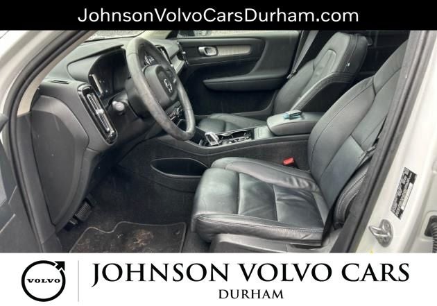 2023 Volvo XC40 B5 Plus Dark Theme