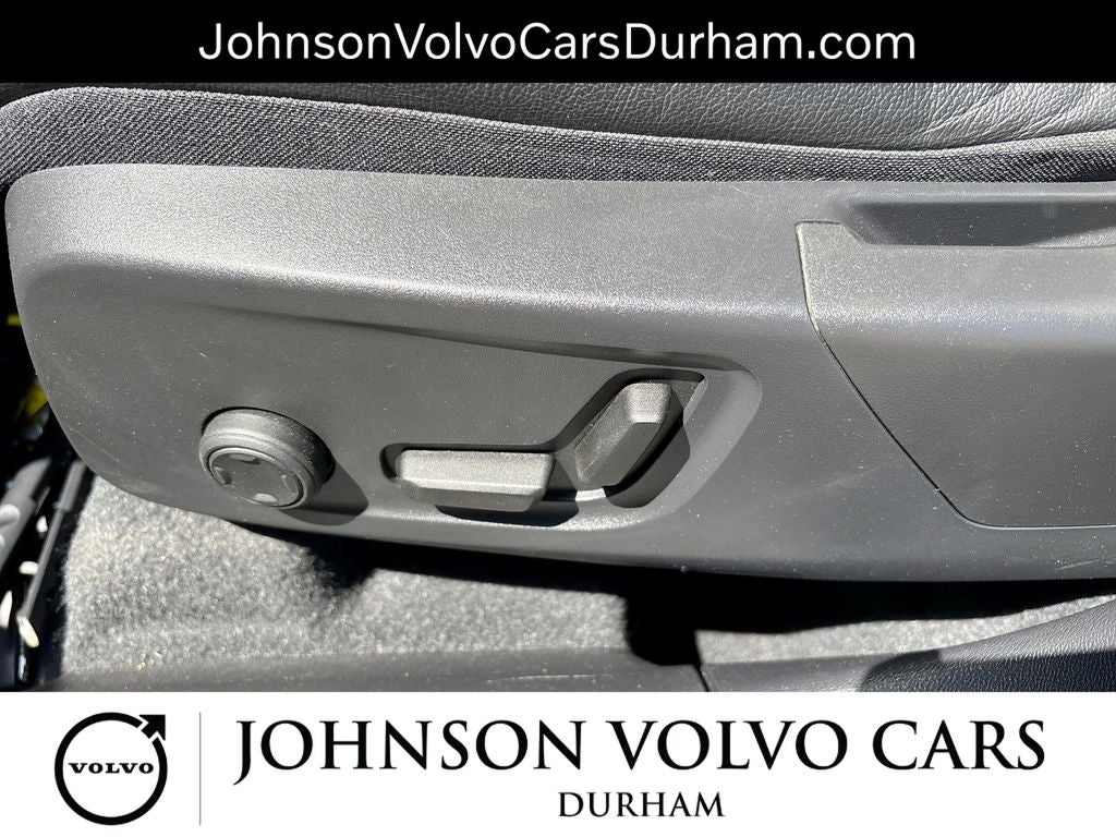 2023 Volvo XC40 B5 Plus Dark Theme