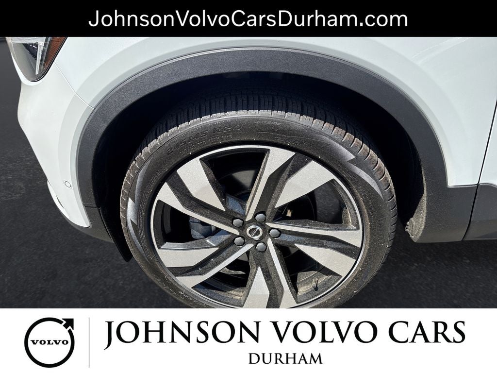 2023 Volvo XC40 B5 Plus Dark Theme