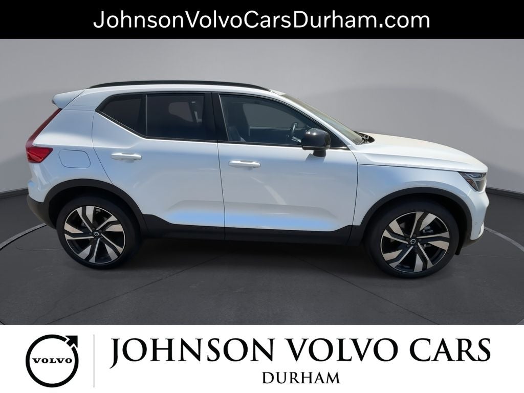 2023 Volvo XC40 B5 Plus Dark Theme