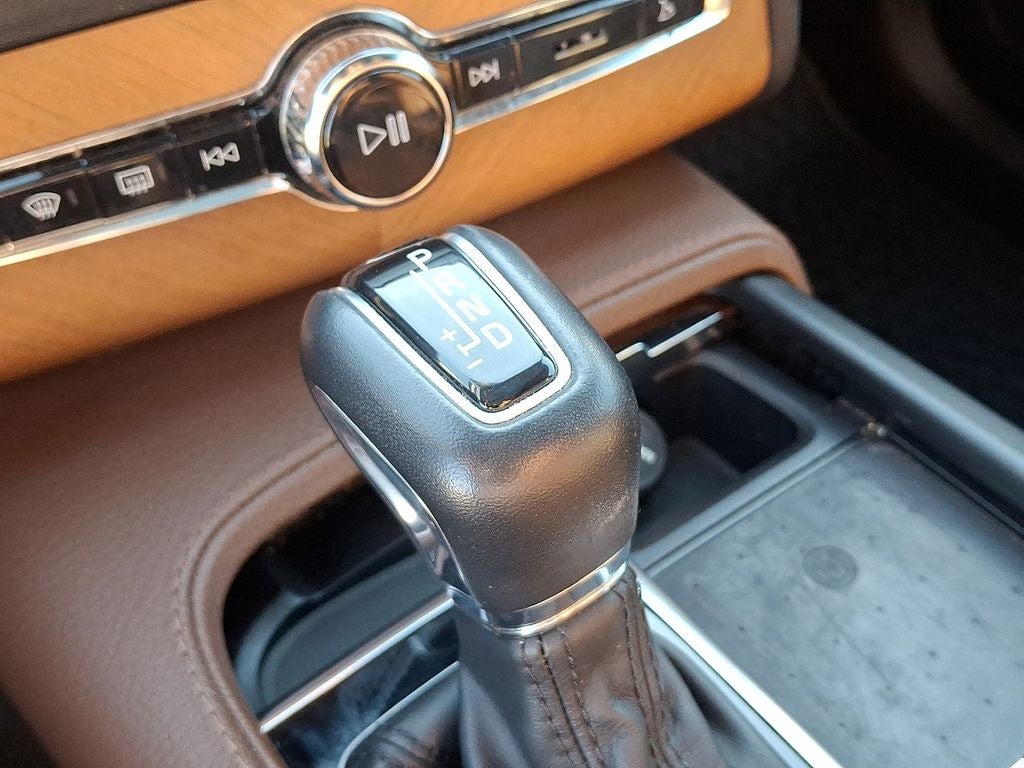 2021 Volvo XC90 T6 Momentum