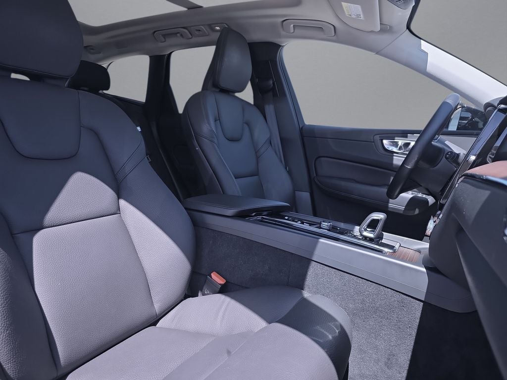 2023 Volvo XC60 Recharge Plug-In Hybrid T8 Plus Dark Theme