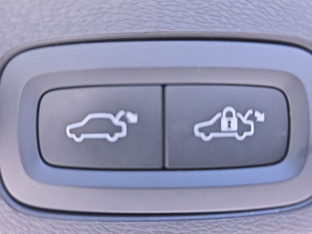 2023 Volvo XC60 Recharge Plug-In Hybrid T8 Plus Dark Theme