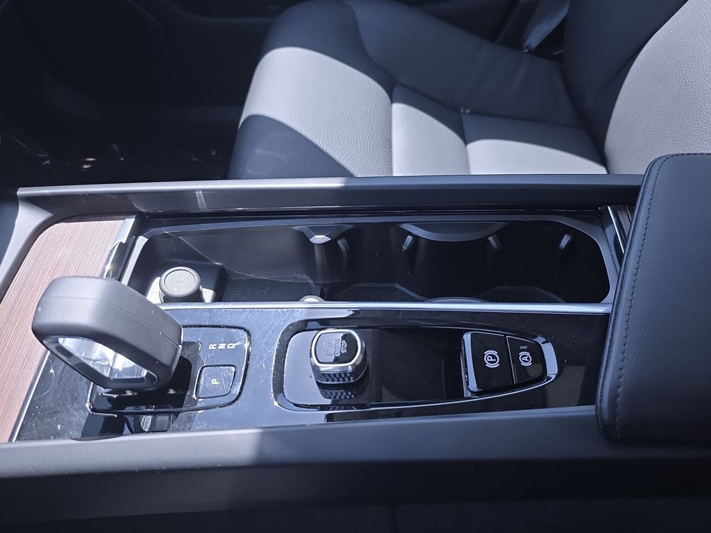 2023 Volvo XC60 Recharge Plug-In Hybrid T8 Plus Dark Theme