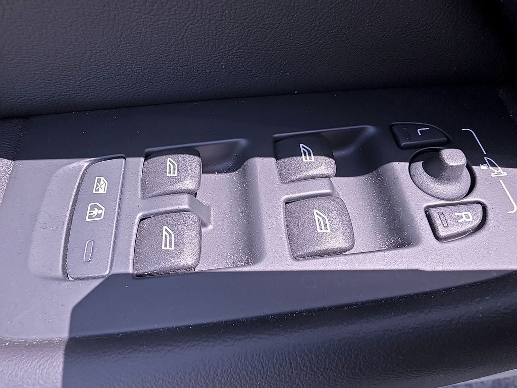 2023 Volvo XC60 Recharge Plug-In Hybrid T8 Plus Dark Theme