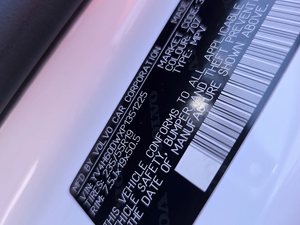 2023 Volvo XC60 Recharge Plug-In Hybrid T8 Plus Dark Theme