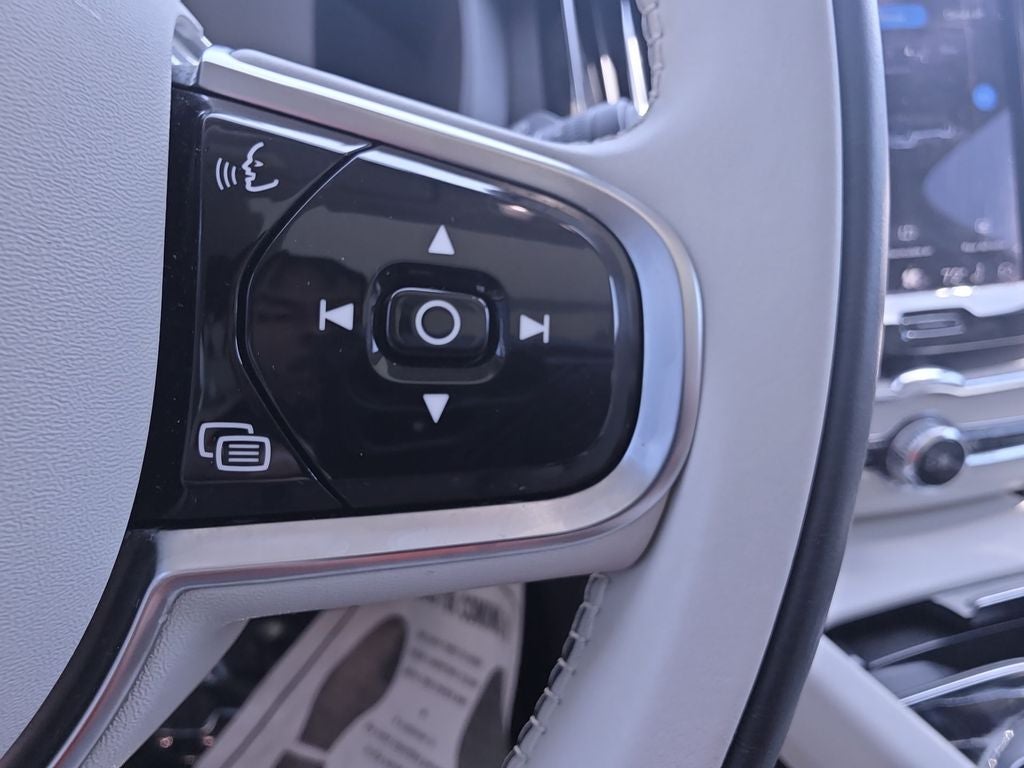 2023 Volvo XC60 B5 Plus Bright Theme