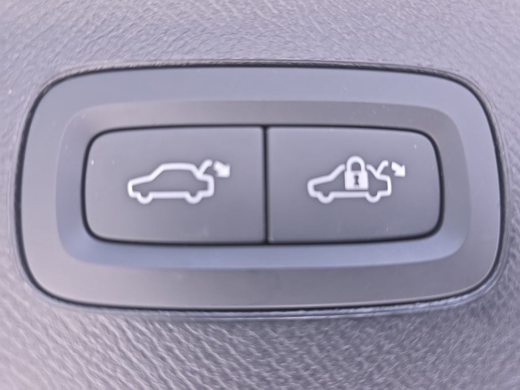 2023 Volvo XC90 B5 Plus