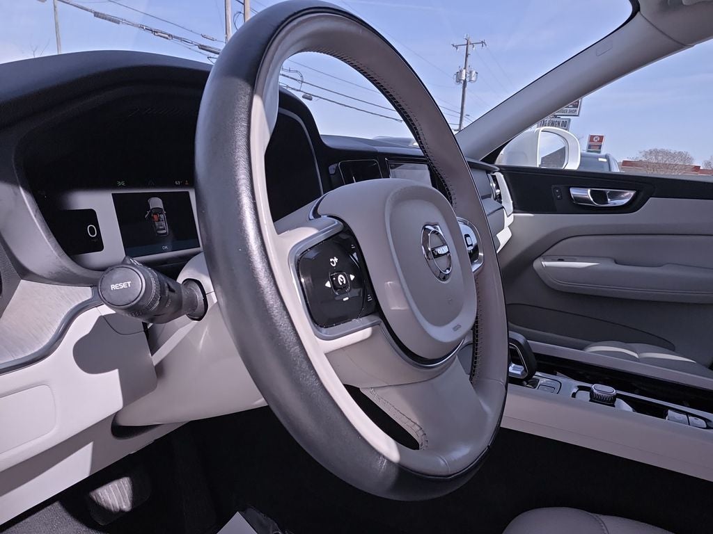 2023 Volvo XC60 B5 Plus Bright Theme